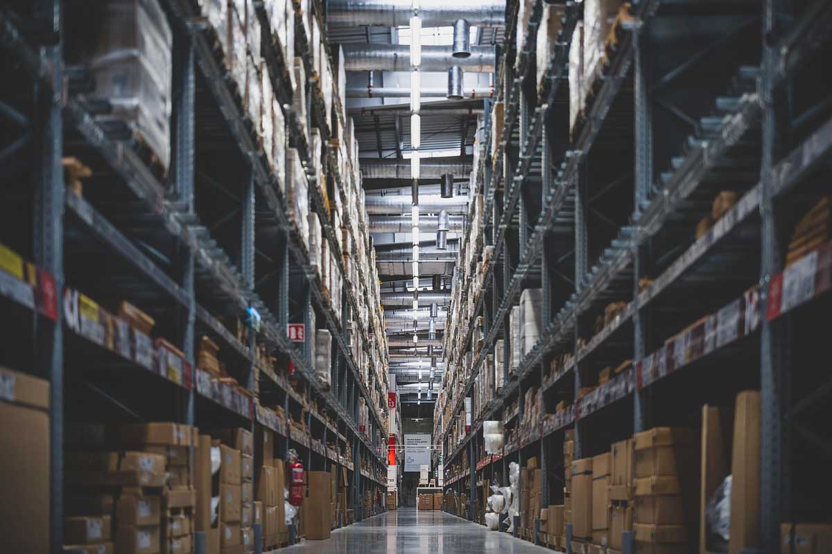 Lagerlogistik & Supply Chain: Effizienz im Warenfluss - P.S.I. Speditions GmbH Symbolbild für Lagerlogistik & Supply Chain: Bild einer Lagerhalle