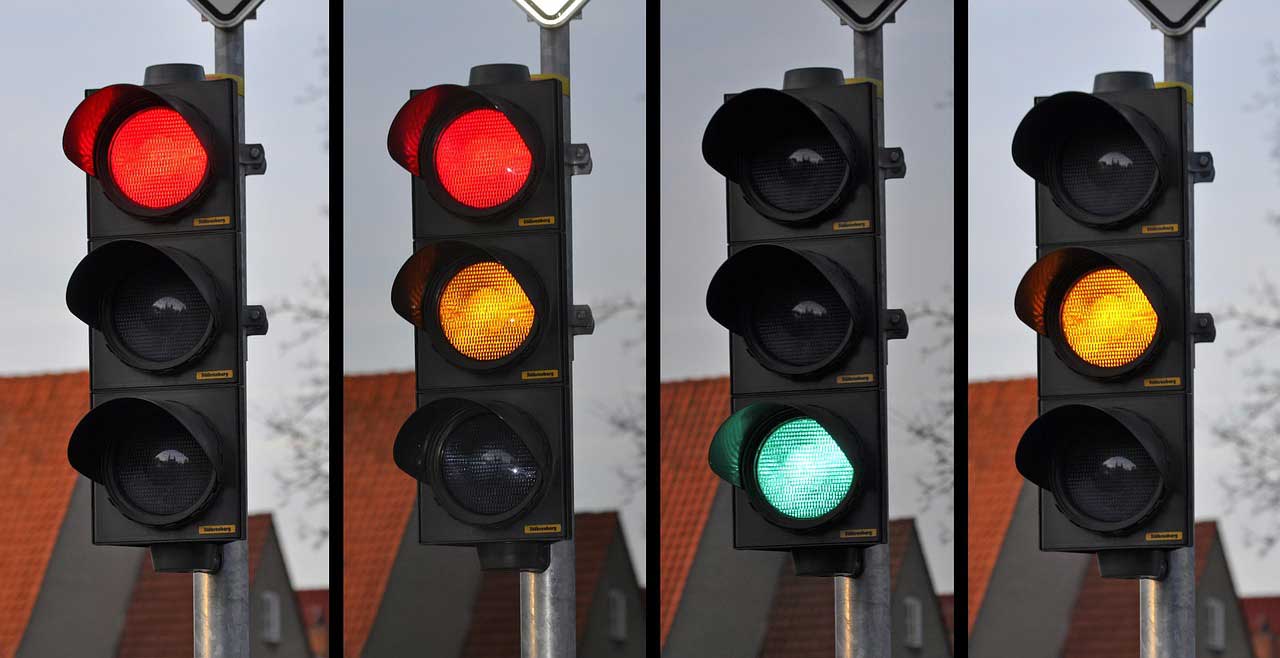 Sichere Transporte - P.S.I. Speditions GmbH Symbolbild für Sichere Transporte: vier Ampeln nebeneinander mit verschiedenen Signalzuständen