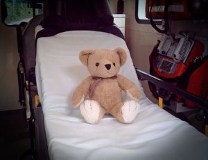 Teddybär auf Krankenbett