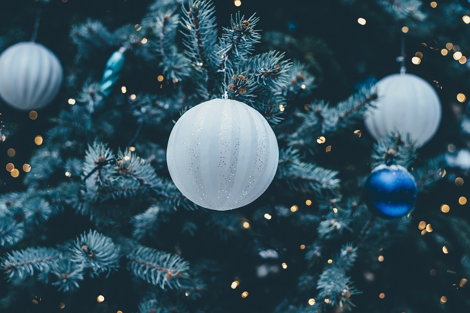 Christbaumkugeln an einer Tanne - Beitragsbild für News zu Weihnachten 2023 im Dezember 2023